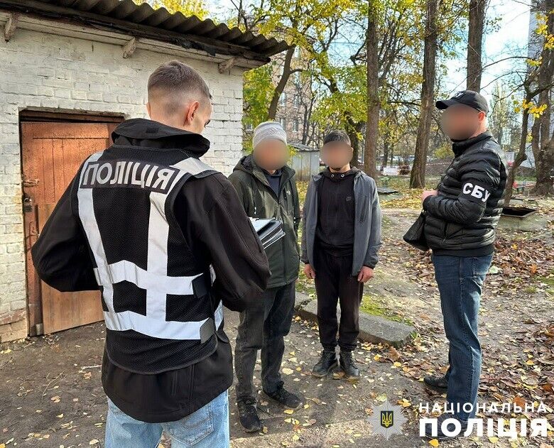 Поліцейські Києва викрили двох шахраїв, які "зібрали" близько 700 тис. грн на лікування військових та дітей. Фото
