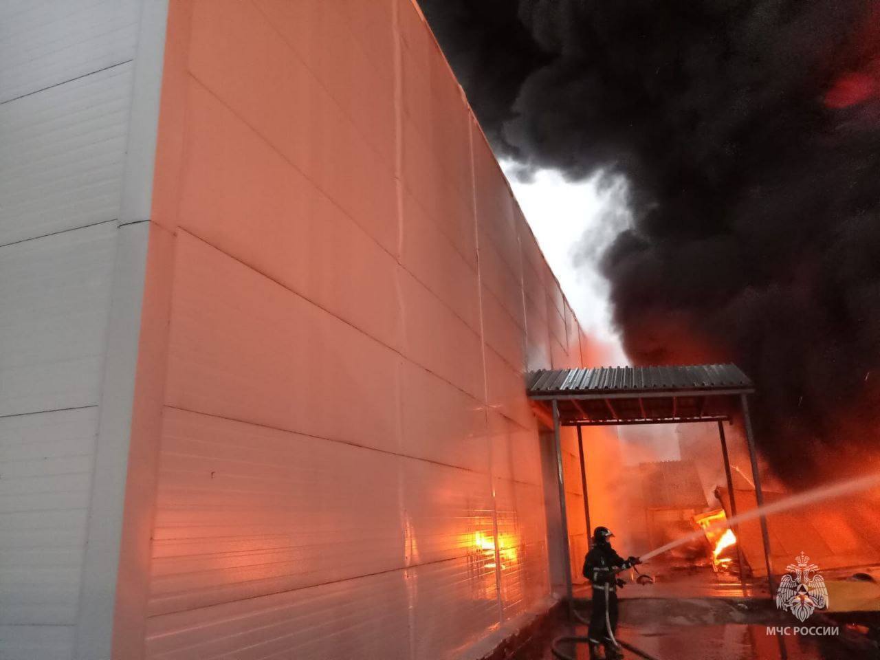 У Підмосков'ї спалахнула потужна пожежа на складах, валить чорний дим. Відео