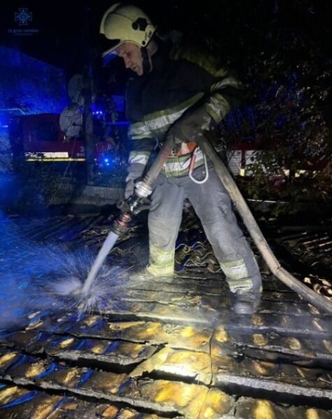На Київщині бійці ДСНС врятували двох пенсіонерів, які опинились заблокованими в палаючому будинку. Фото