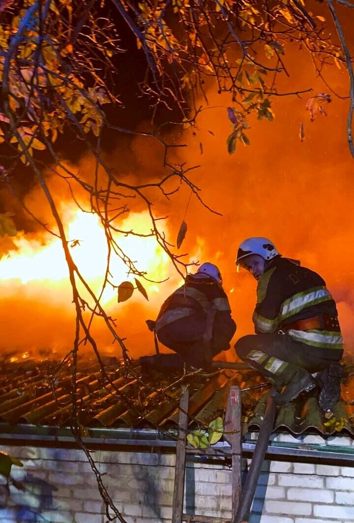 На Київщині бійці ДСНС врятували двох пенсіонерів, які опинились заблокованими в палаючому будинку. Фото