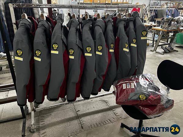 На Закарпатье скрыто изготовляли куртки для сборной РФ по лыжному спорту: всплыли подробности. Фото и видео