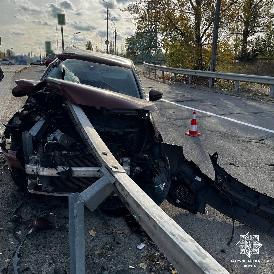 В Киеве пьяный водитель протаранил отбойник: авто пробило почти насквозь. Фото