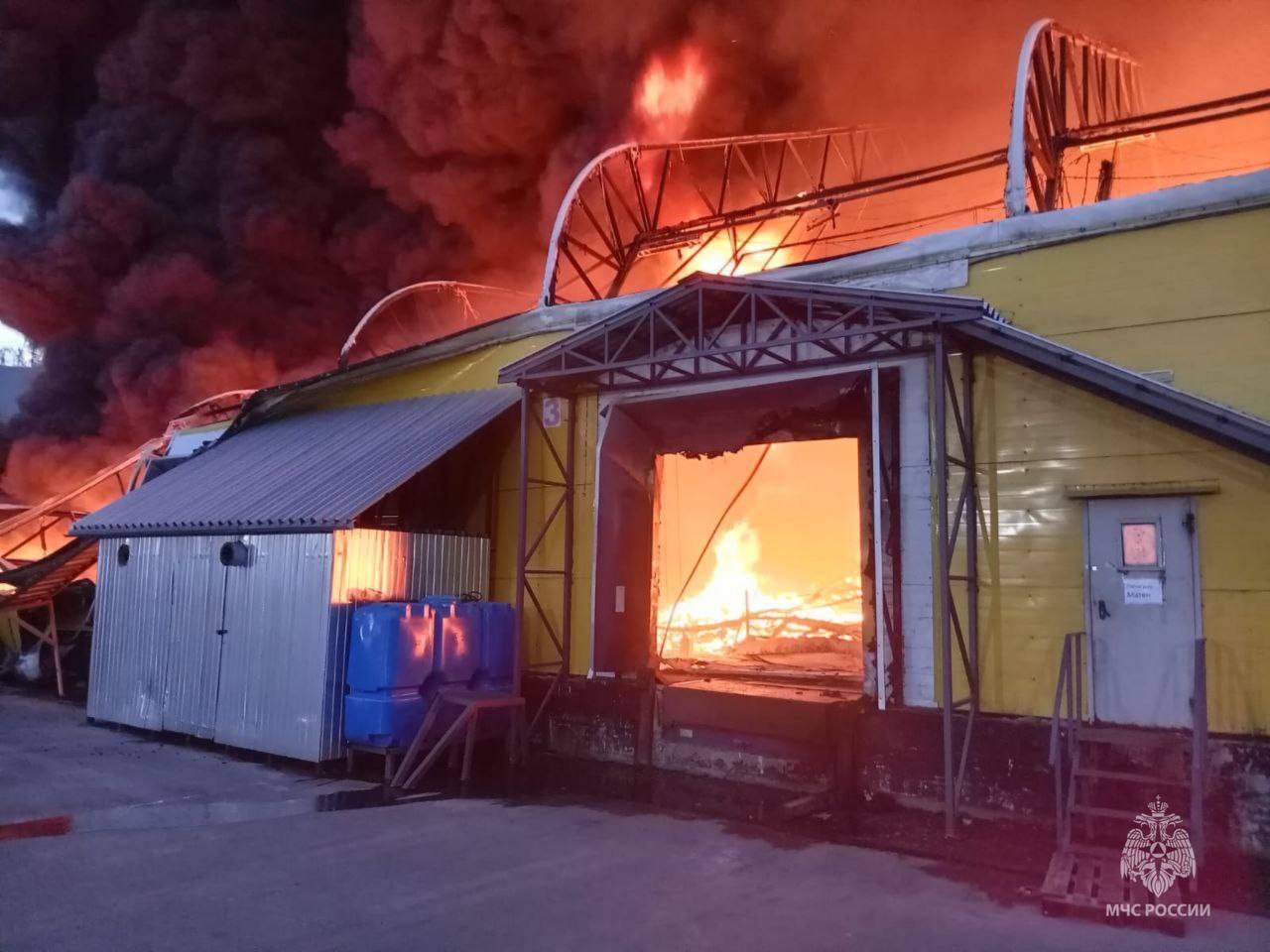 В Подмосковье вспыхнул мощный пожар на складах, валит черный дым. Видео