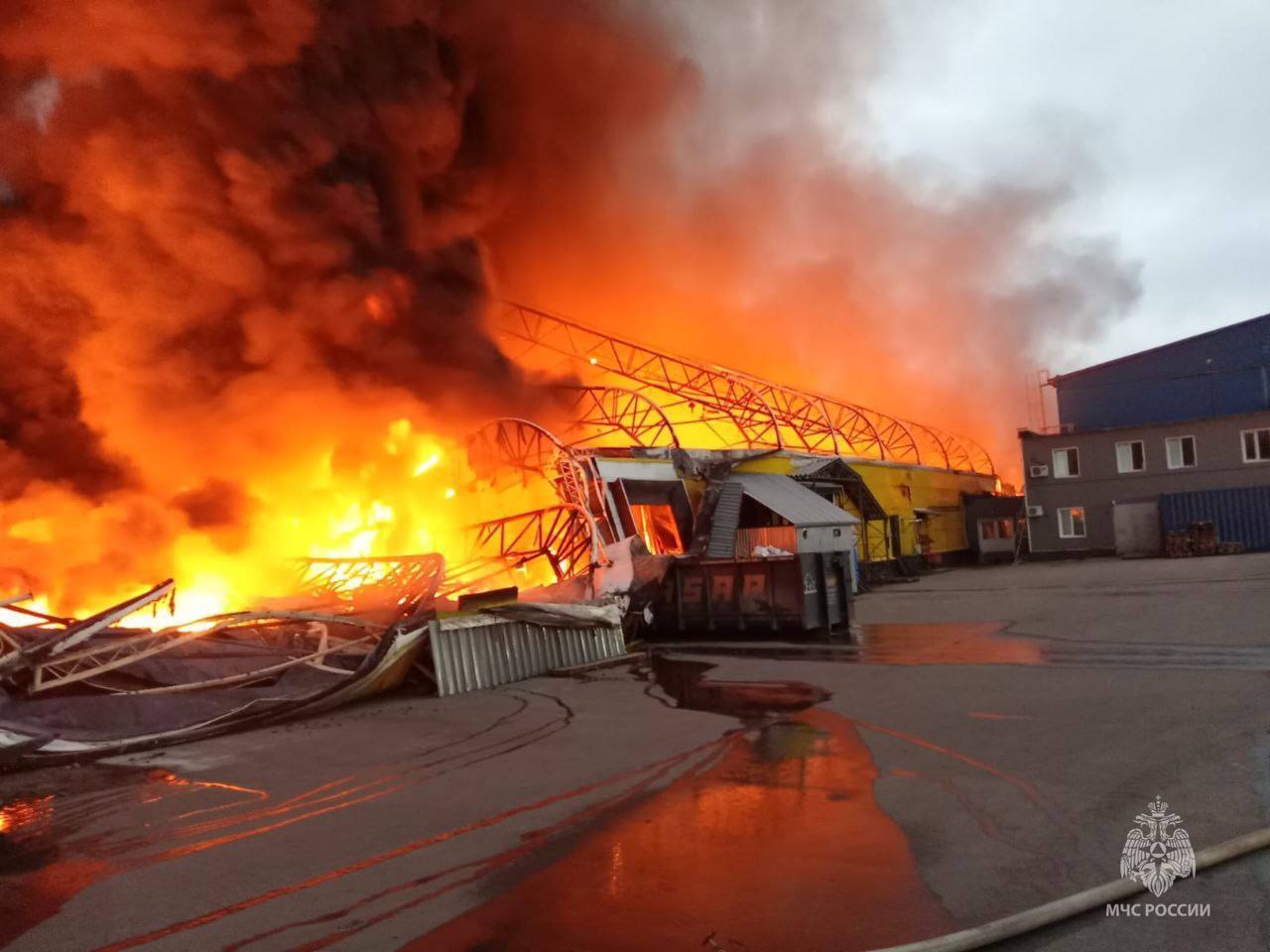 В Подмосковье вспыхнул мощный пожар на складах, валит черный дым. Видео