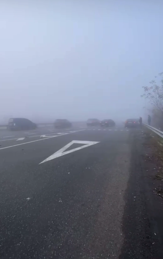 На Полтавщине из-за сильного тумана произошло масштабное ДТП: столкнулись около 10 авто. Видео