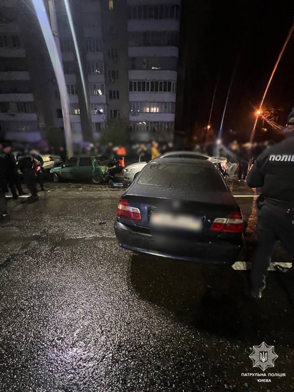 В Киеве произошло масштабное ДТП, которое переросло в драку: есть задержанные. Фото и видео