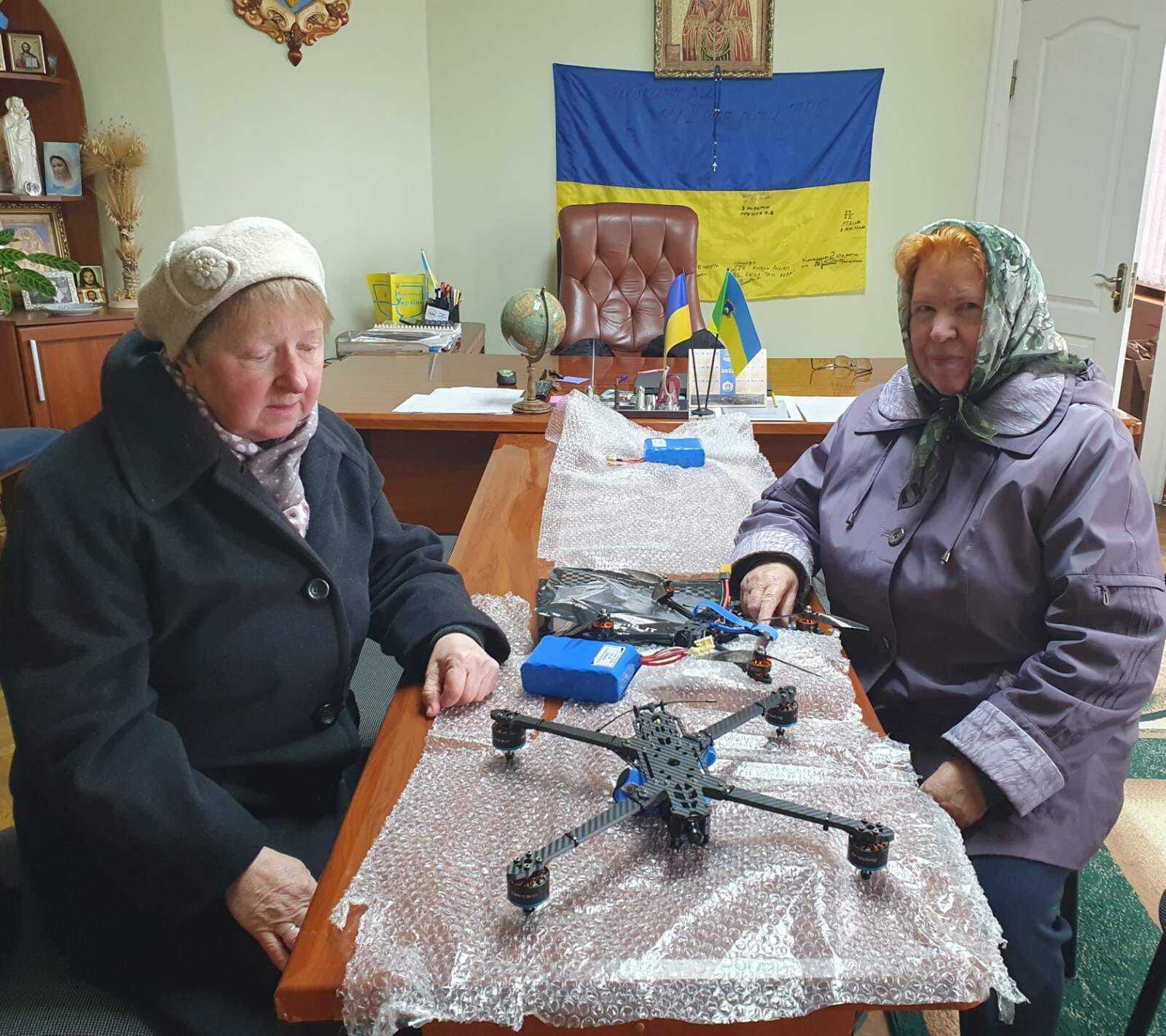 Дві пенсіонерки з Прикарпаття придбали дрони-камікадзе для ЗСУ: фото