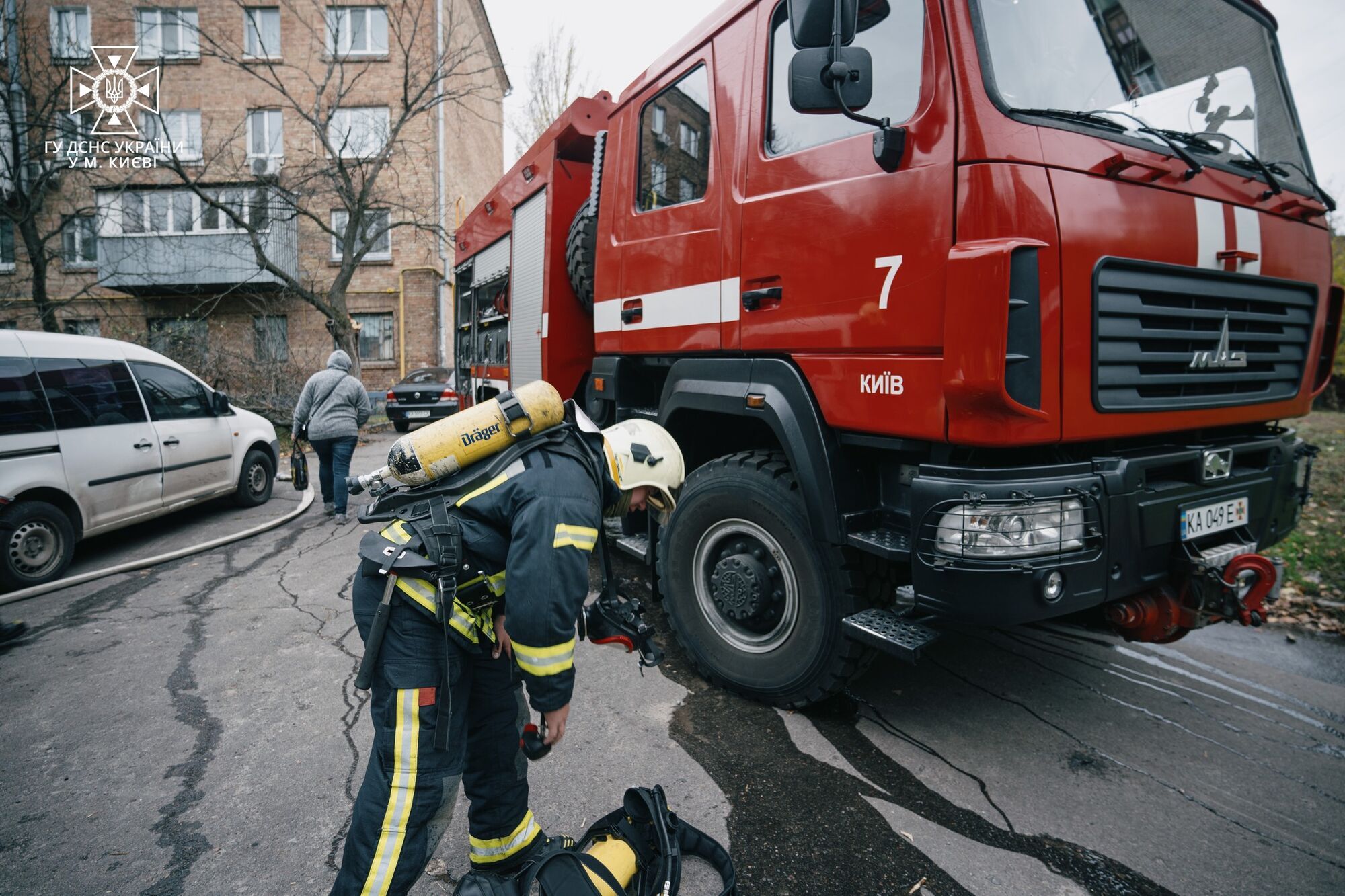 В Киеве бойцы ГСЧС во время тушения пожара в многоэтажке спасли мужчину. Подробности и фото