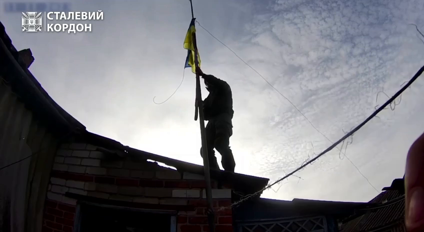 Напомнили, кто хозяин: в селе в серой зоне Харьковской области подняли украинский флаг. Видео