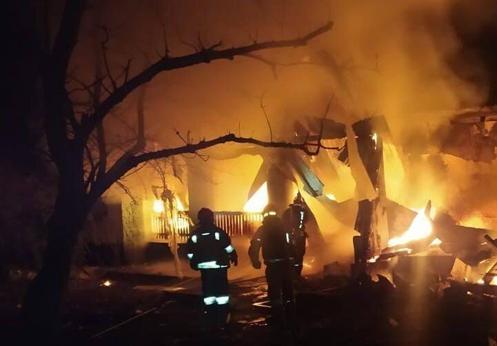На Дніпропетровщині два безпілотники РФ влучили по будівлі: спалахнула пожежа. Фото