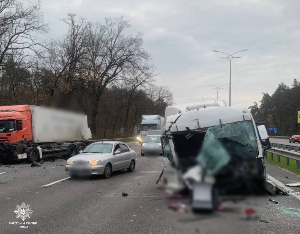 У Києві на Бориспільському шосе сталась ДТП: утворився затор в бік столиці. Фото