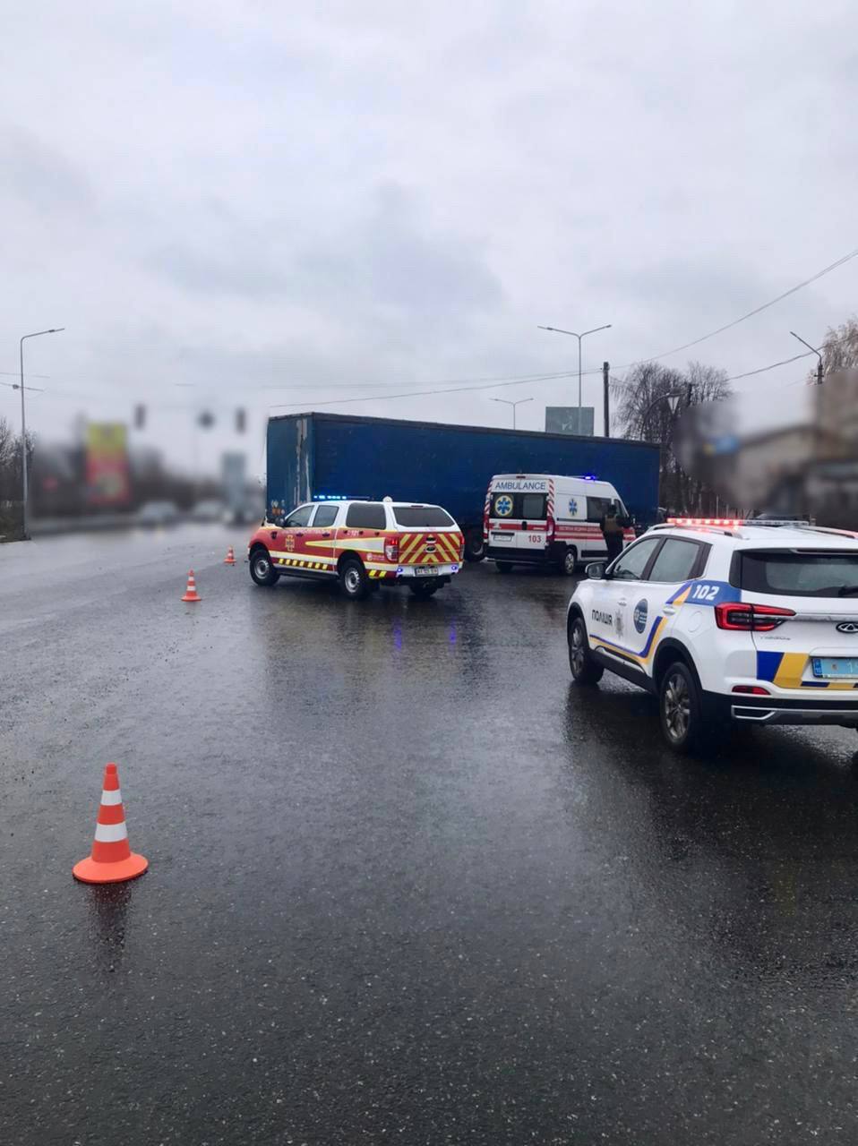 На Киевщине легковушка на скорости влетела в грузовик: есть пострадавший. Фото