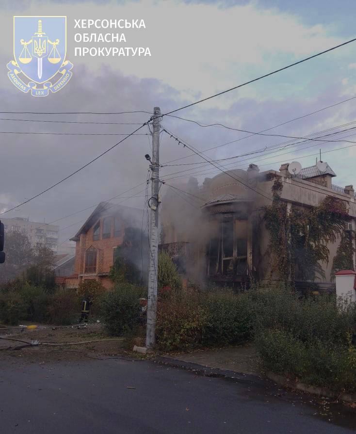 Оккупанты обстреляли Херсон в знаковый день: снаряды попали в многоэтажку и дом депутата, есть погибший