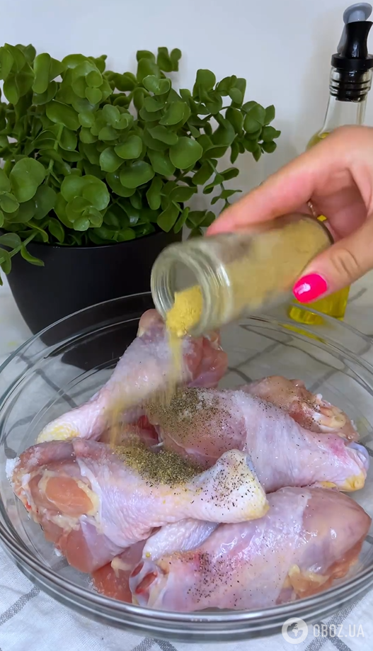 Хрустящие и золотистые куриные голени в духовке: готовятся 25 минут