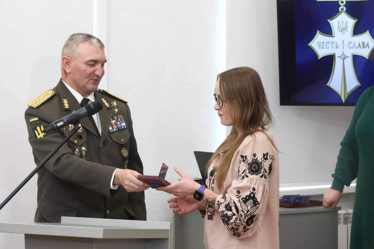  OBOZ.UA отримав нагороду "Хрест громадянських заслуг" за наближення перемоги у війні з Росією. Фото
