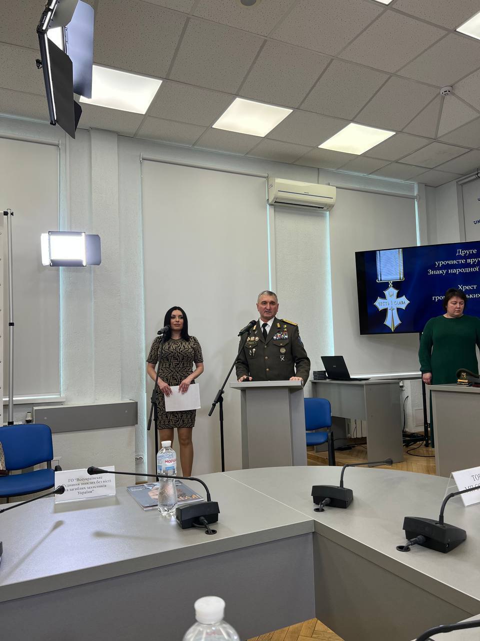 OBOZ.UA получил награду "Крест гражданских заслуг" за приближение победы в войне с Россией. Фото