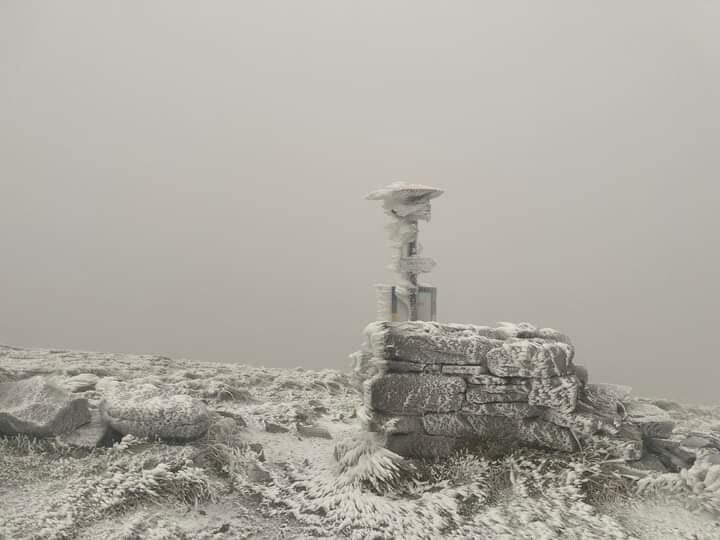 В Карпаты пришла настоящая зима: горы покрыло сугробами снега. Фото и видео