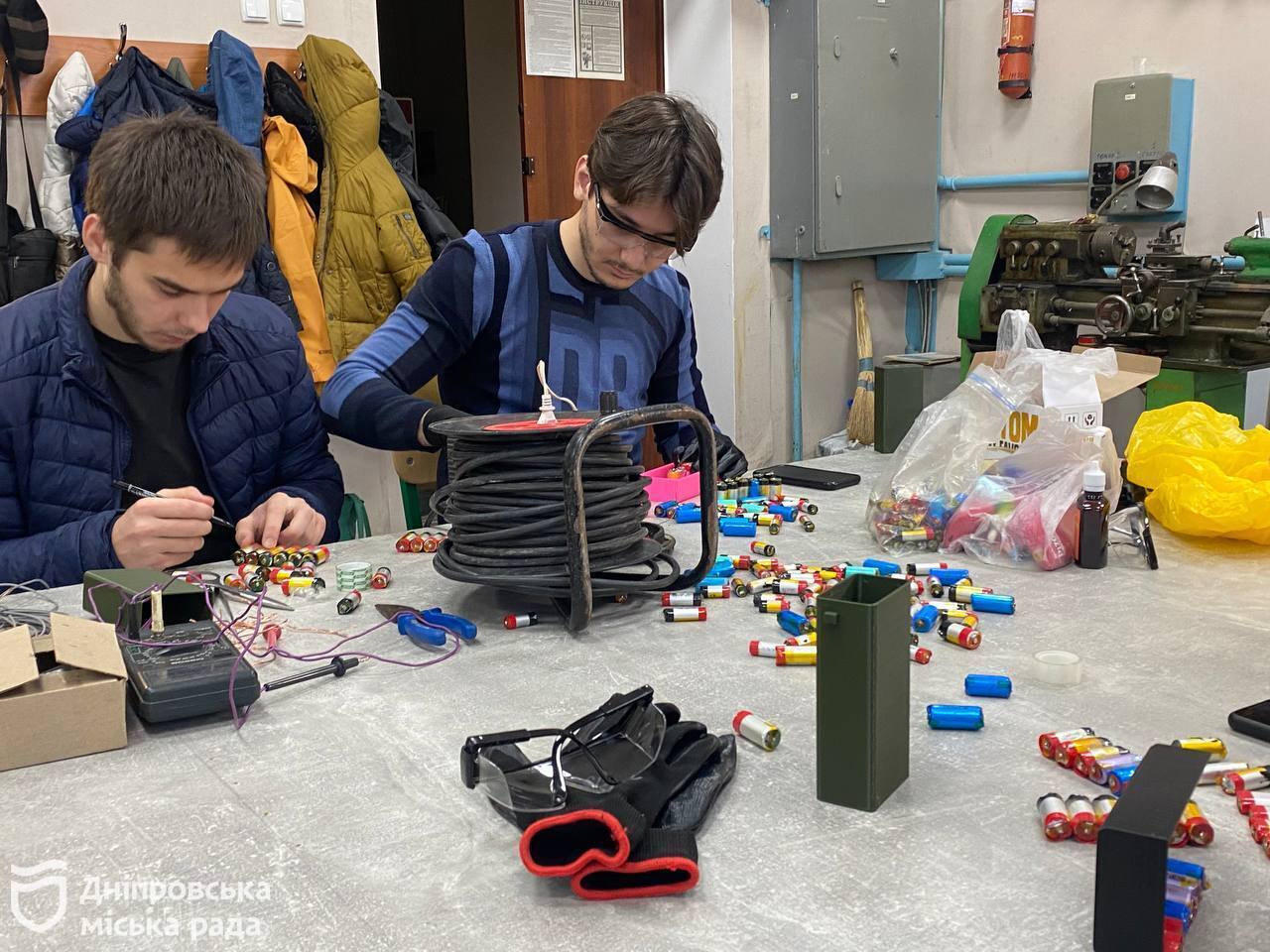 Корпус печатают на 3D принтере, а батарея – с девайсов: молодежь Днепра создает power-bank для военных