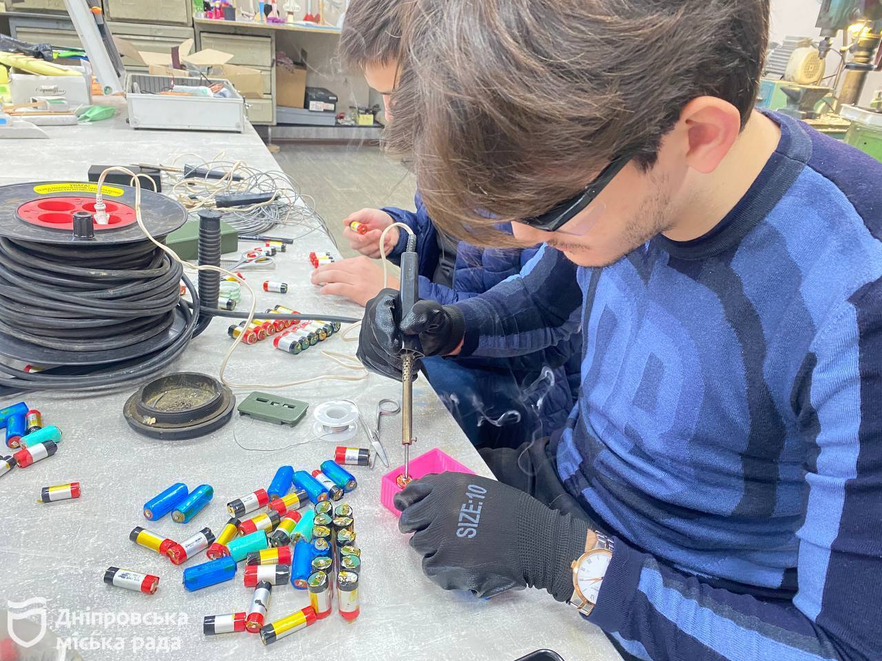 Корпус печатают на 3D принтере, а батарея – с девайсов: молодежь Днепра создает power-bank для военных