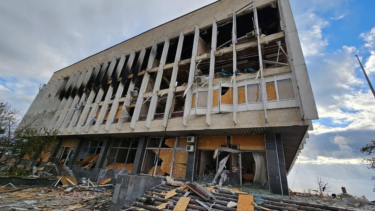 Окупанти зранку влучили по обласній бібліотеці в Херсоні, є руйнування. Фото xdidzriruiqheant