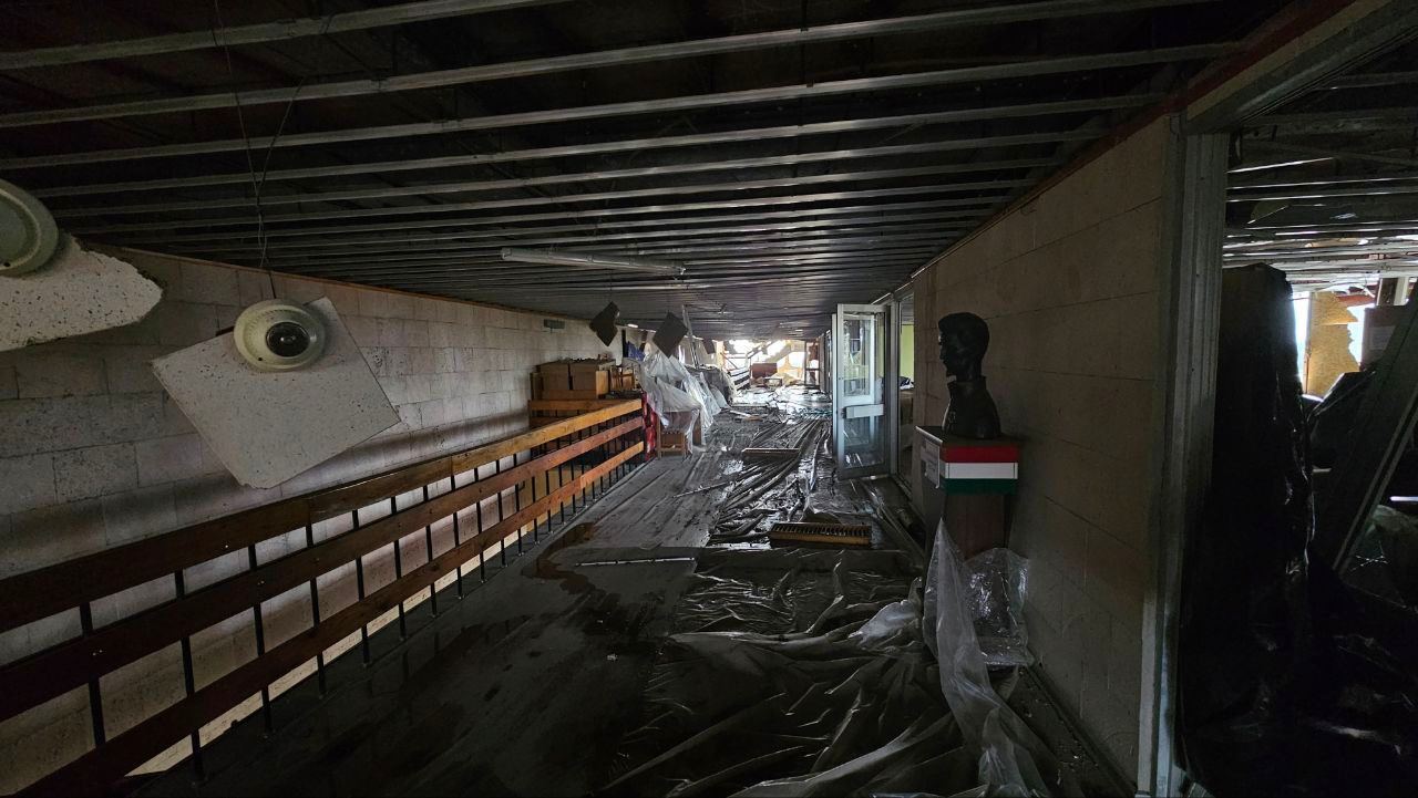 Окупанти зранку влучили по обласній бібліотеці в Херсоні, є руйнування. Фото