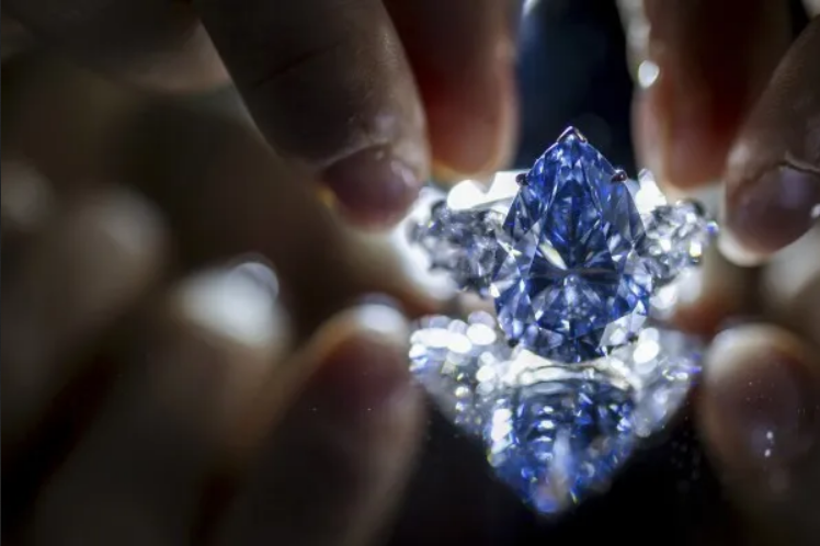 Вес бриллианта составляет 17,61 карата