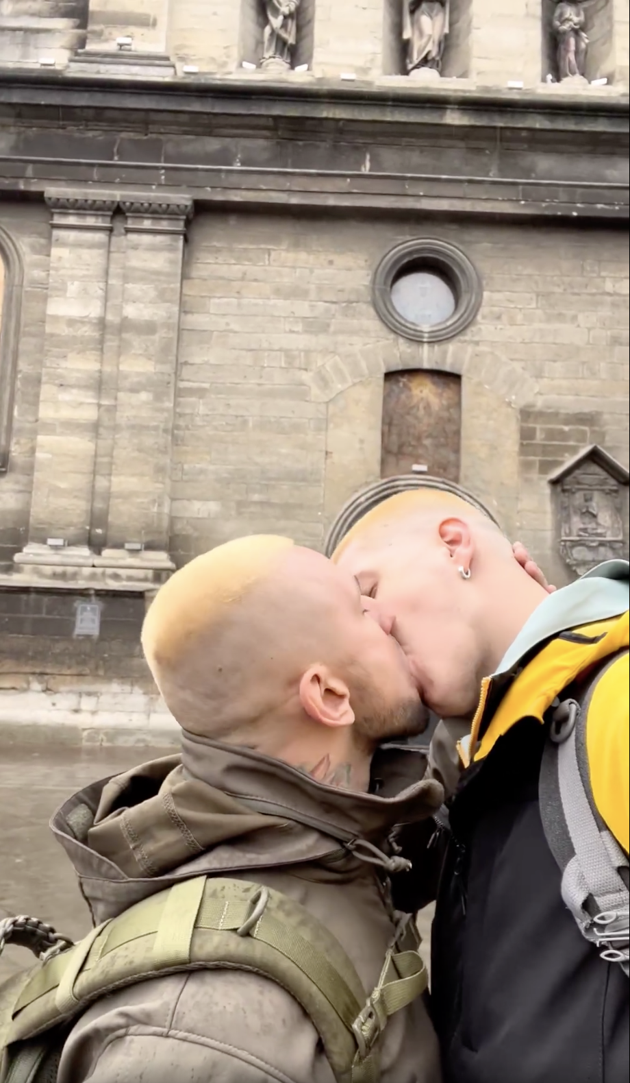 Две девушки поцеловались в церкви Львова после скандала вокруг клипа Жадана и Соловий: их поддержал ЛГБТ-военный