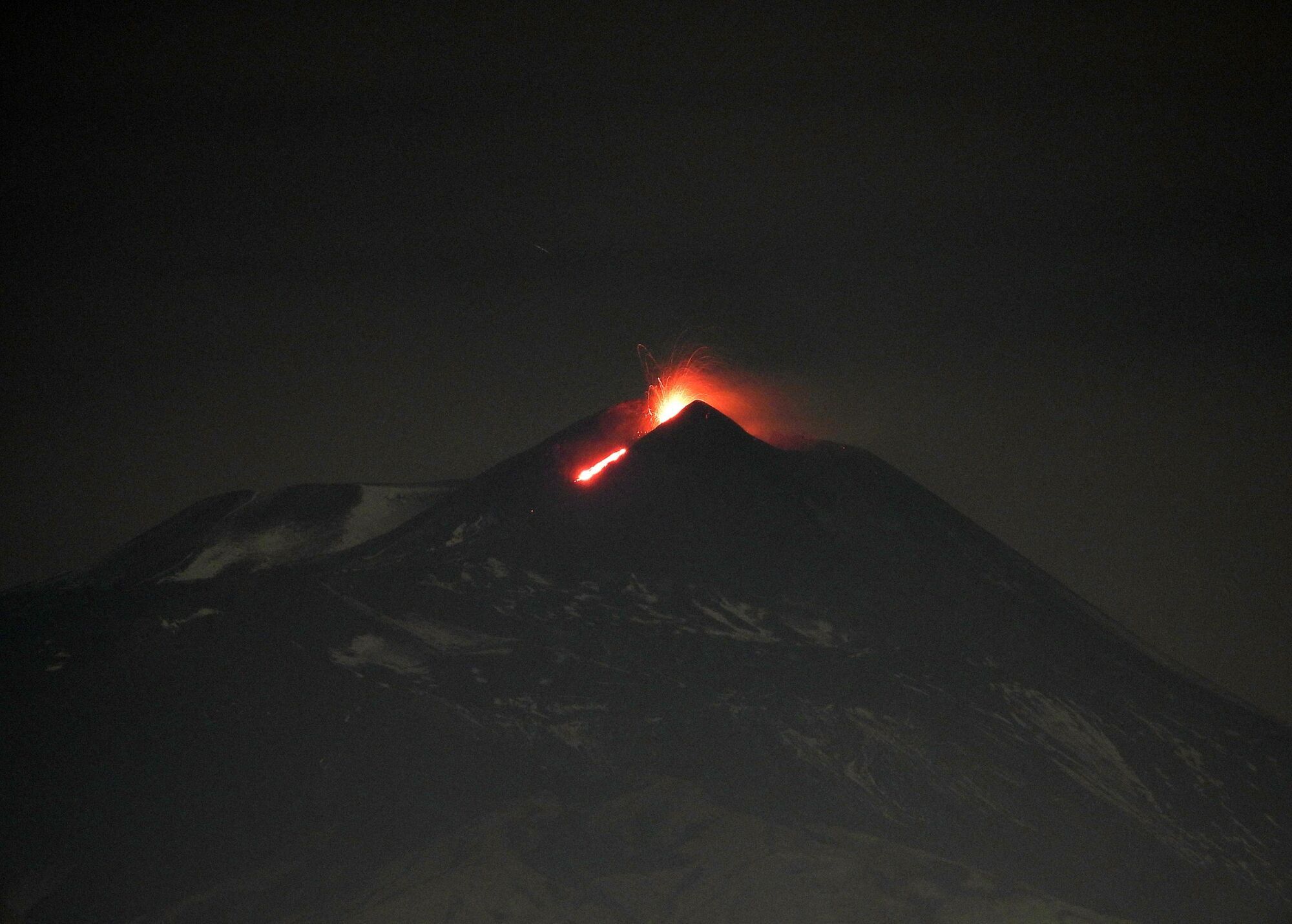 На Сицилії відбулося виверження вулкана Етна: з'явилися вражаючі фото та відео