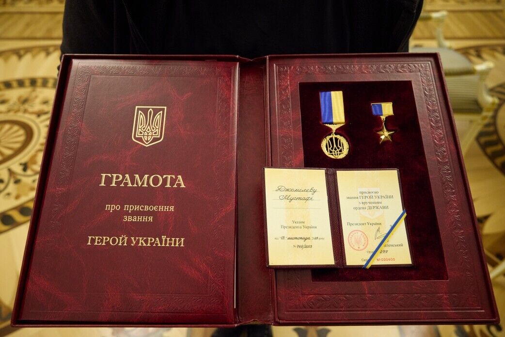 Зеленский отметил Мустафу Джемилева званием Героя Украины. Видео