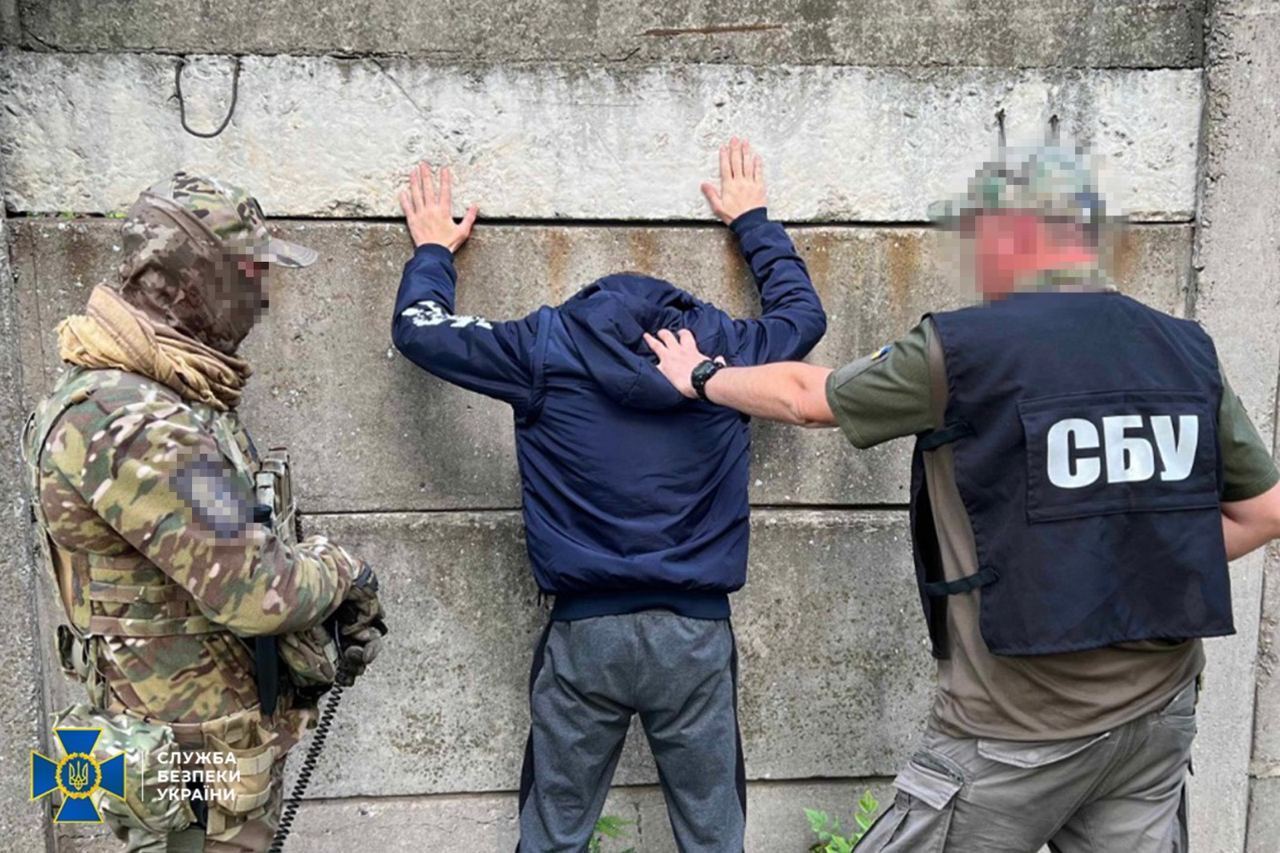 Зливали ворогу інформацію про розташування ЗСУ: на Донеччині двоє навідників отримали по 8 років ув'язнення. Фото