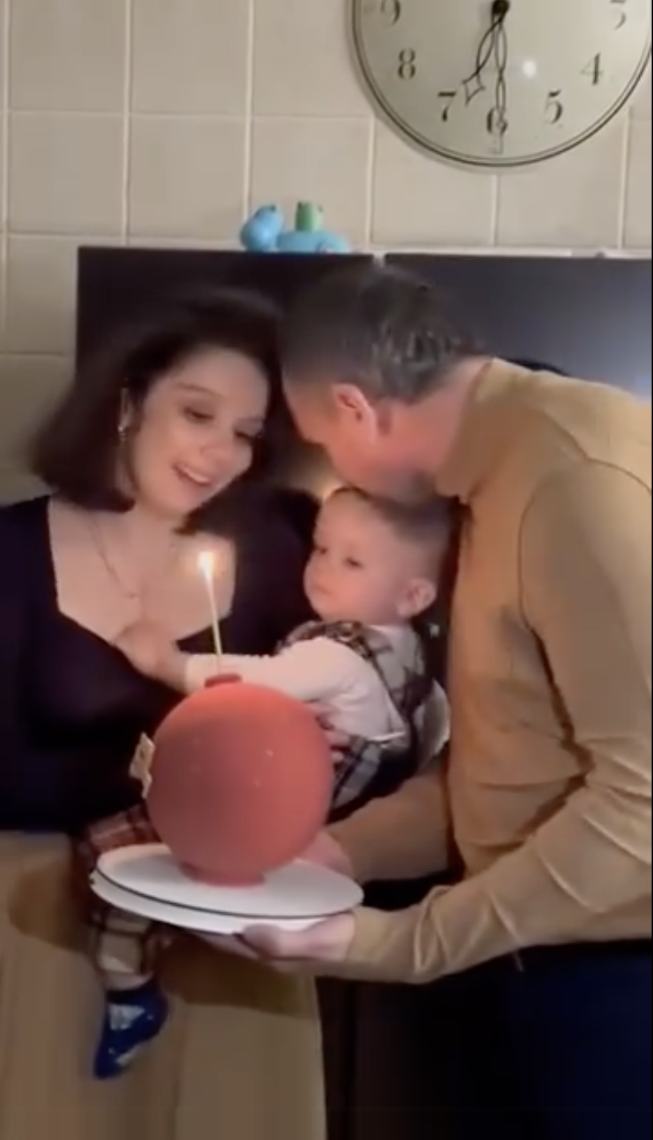 Олег Сенцов, який отримав поранення на фронті, приїхав на перший день народження сина. Зворушливе відео
