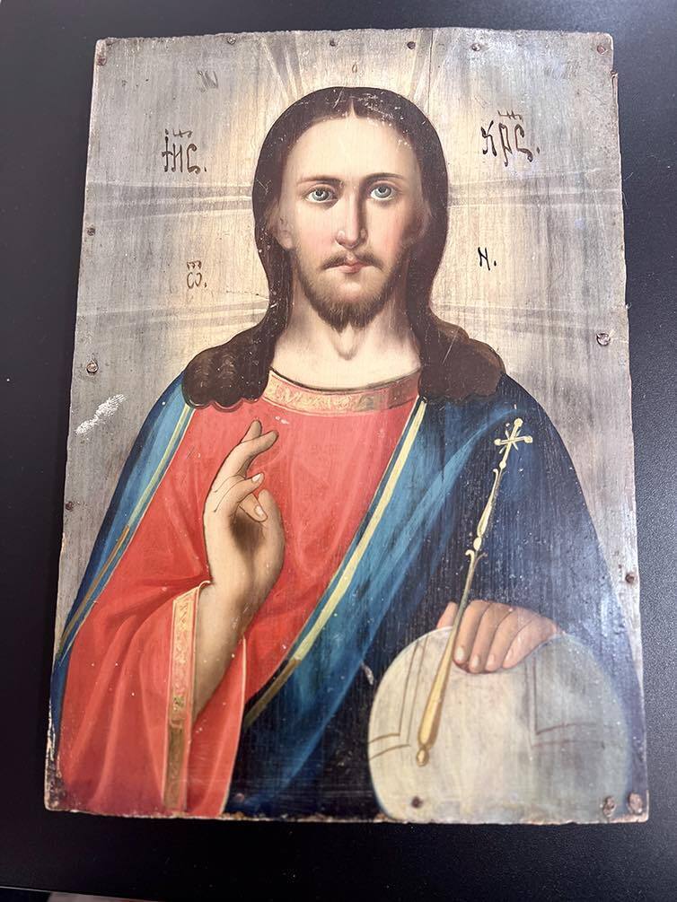 Из Украины пытались вывезти старинную икону и нательный крестик времен Киевской Руси. Фото