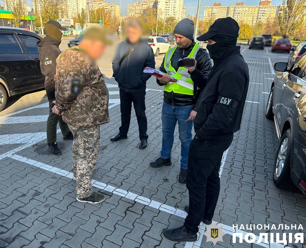 В Киеве с поличным задержали представителя ДФТГ, который помогал уклонистам уехать из Украины. Фото и видео