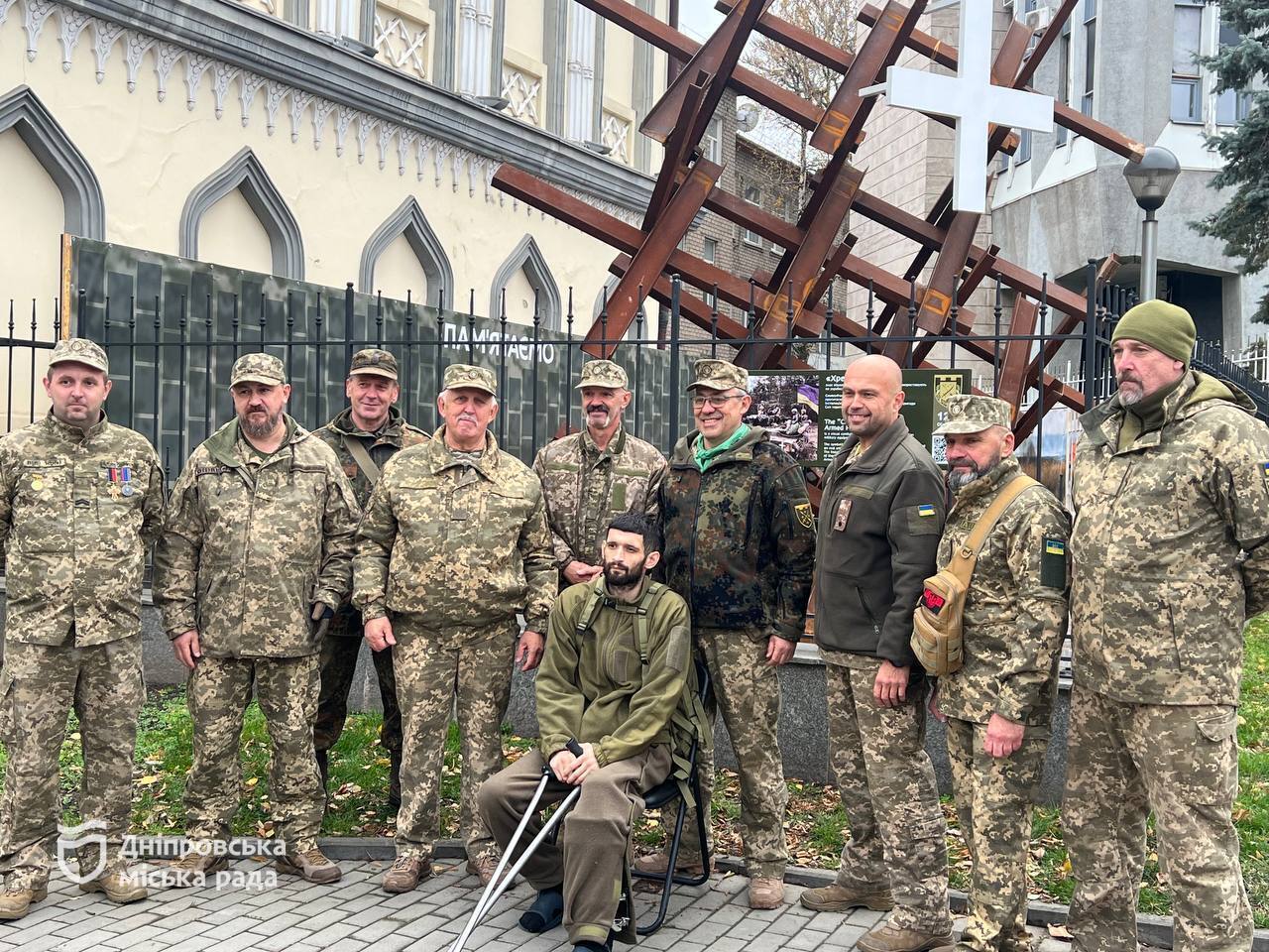 У Дніпрі встановили табличку на пам'ятному знаку "Хрест ЗСУ"