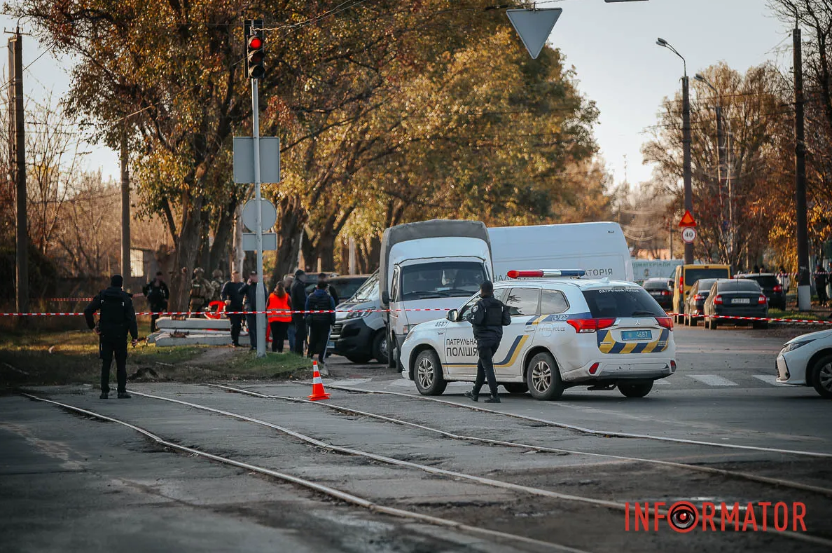 У Дніпрі зловмисники на Lexus кинули гранати в  бік авто і поліції, момент потрапив на відео: їх затримали