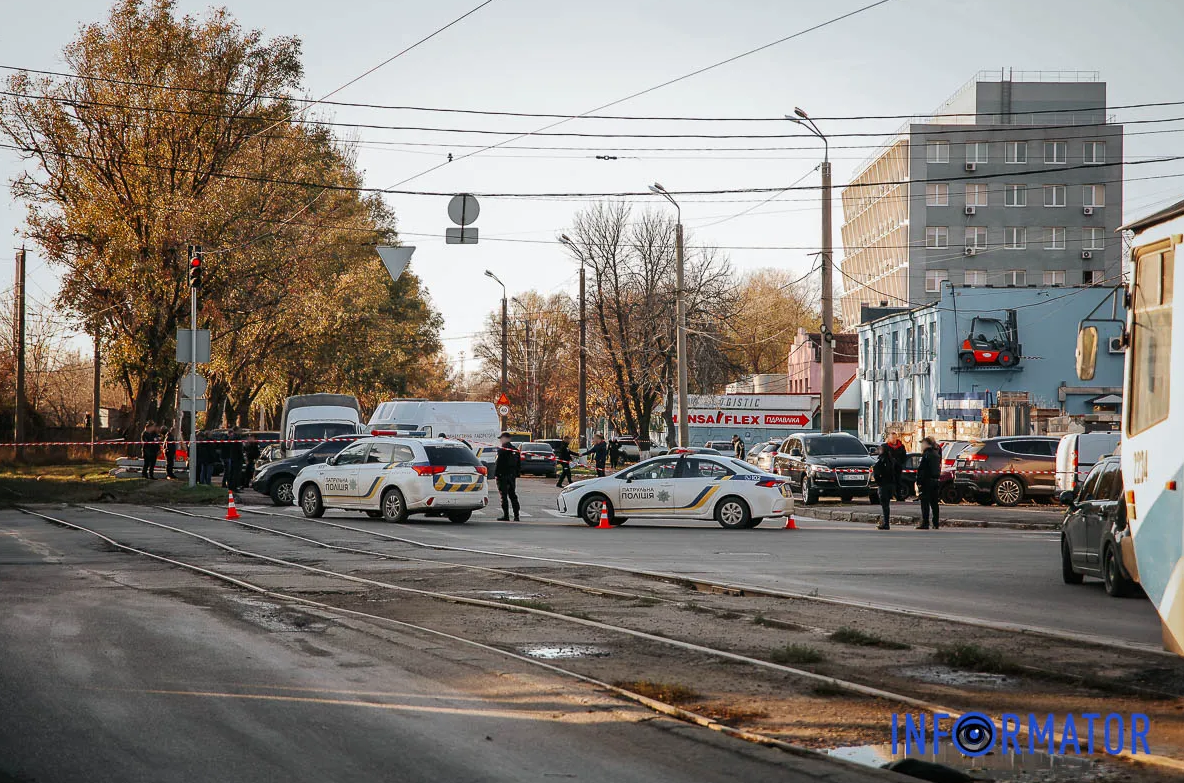 В Днепре злоумышленники на Lexus бросили гранаты в сторону авто и полиции, момент попал на видео: их задержали