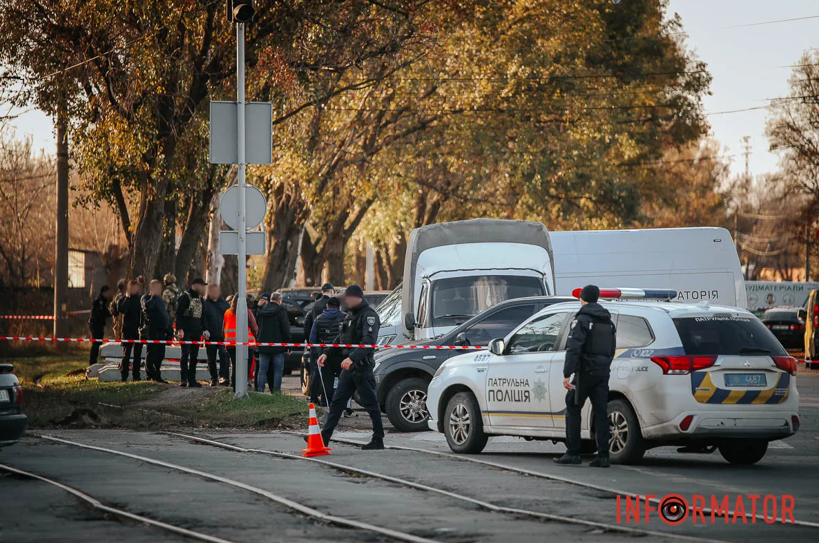В Днепре злоумышленники на Lexus бросили гранаты в сторону авто и полиции, момент попал на видео: их задержали