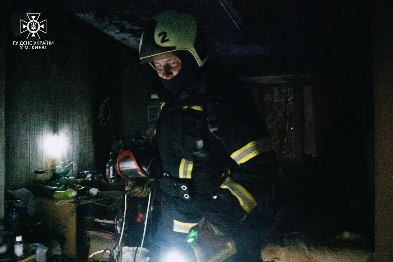 У Києві сталась пожежа в гуртожитку: рятувальники евакуювали 30 осіб. Фото
