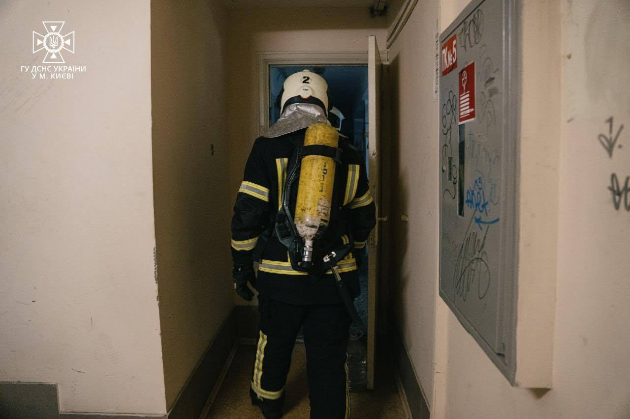 У Києві сталась пожежа в гуртожитку: рятувальники евакуювали 30 осіб. Фото