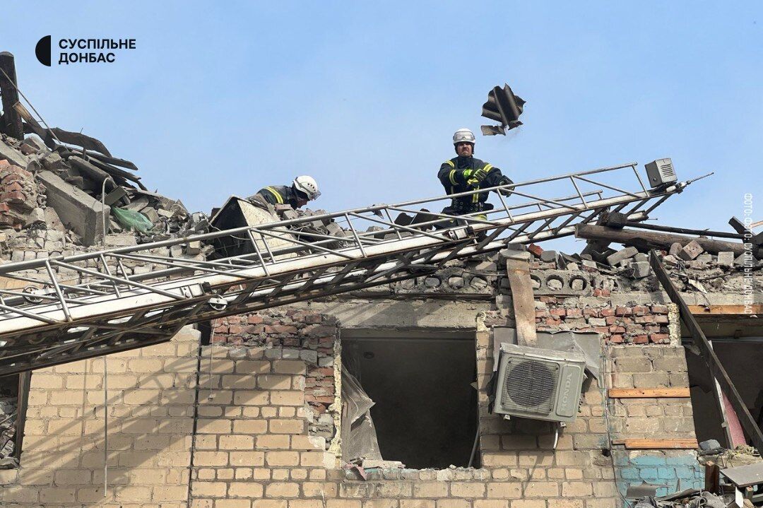 Окупанти вдарили по багатоповерхівці в Селидовому, є руйнування і двоє загиблих: врятовано 5 осіб. Фото