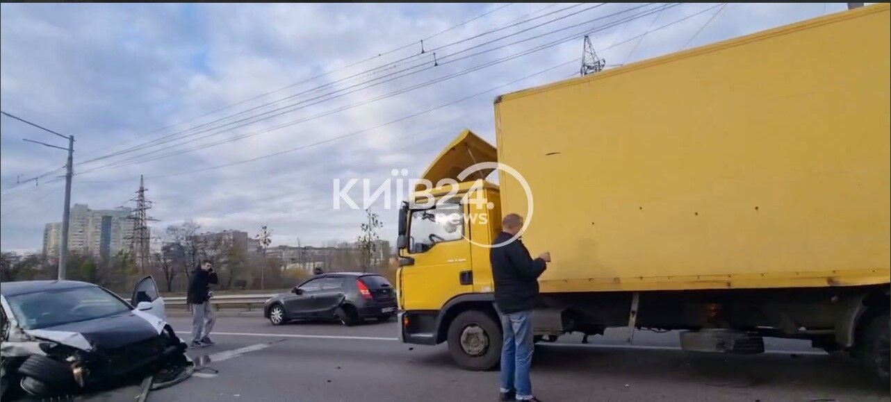 У Києві на проспекті Бандери сталась потрійна ДТП: виник великий затор. Фото і відео