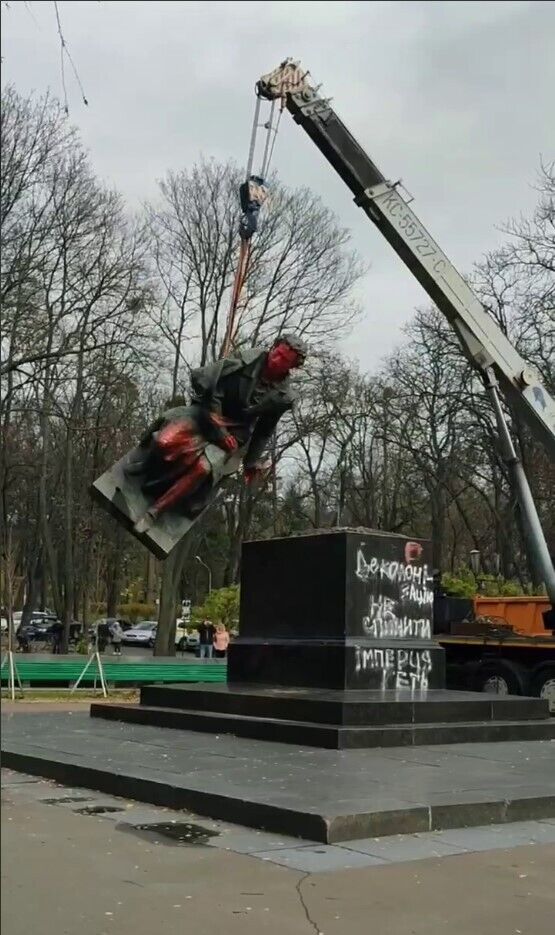 В Киеве демонтировали памятник Пушкину: известны подробности. Фото и видео