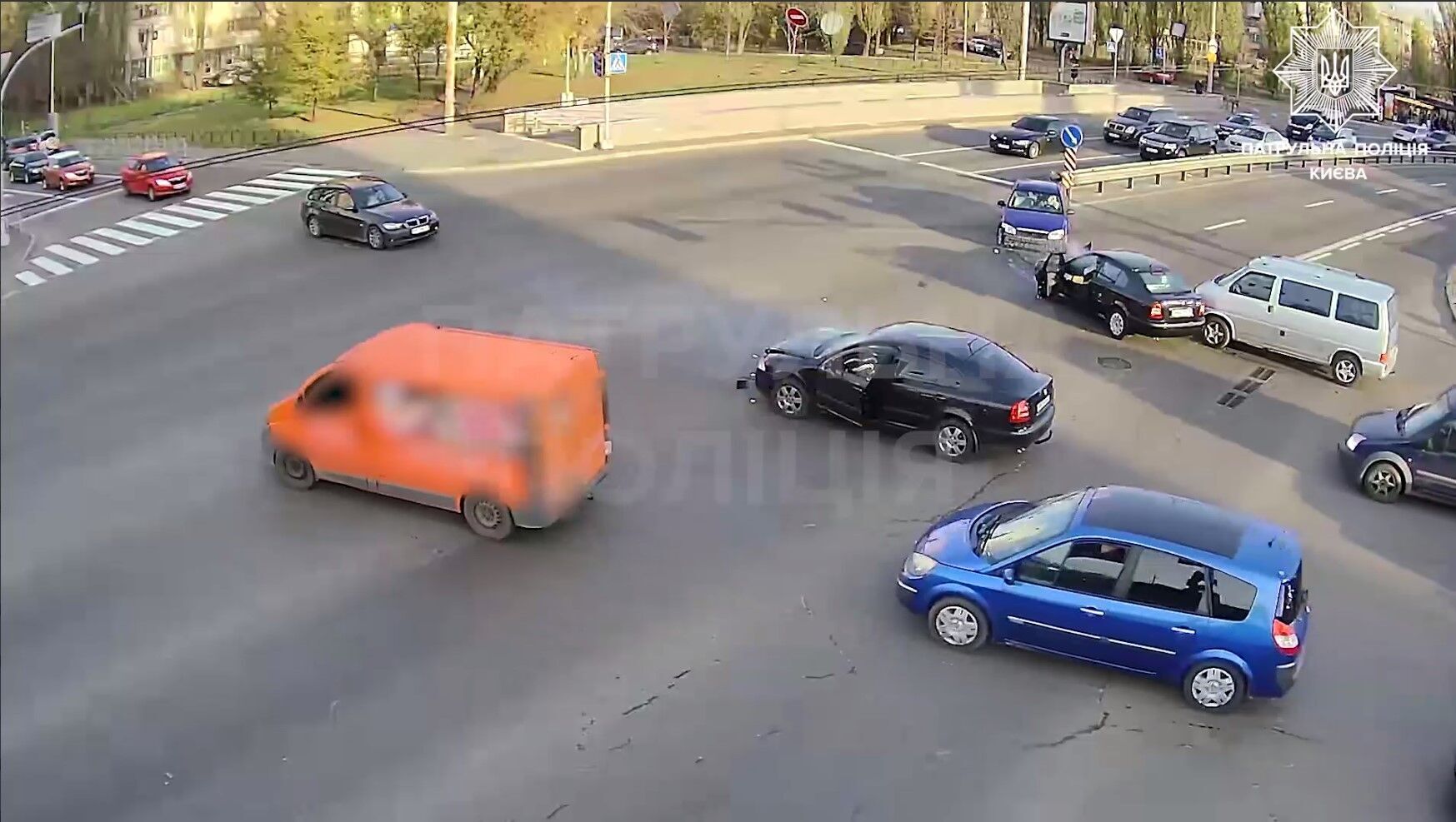 У Києві водійка-порушниця спровокувала масову ДТП. Відео
