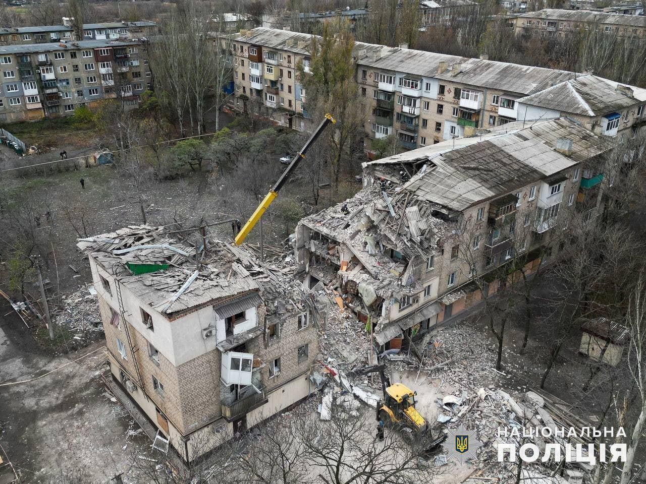 Окупанти вдарили по багатоповерхівці в Селидовому, є руйнування і двоє загиблих: врятовано 5 осіб. Фото