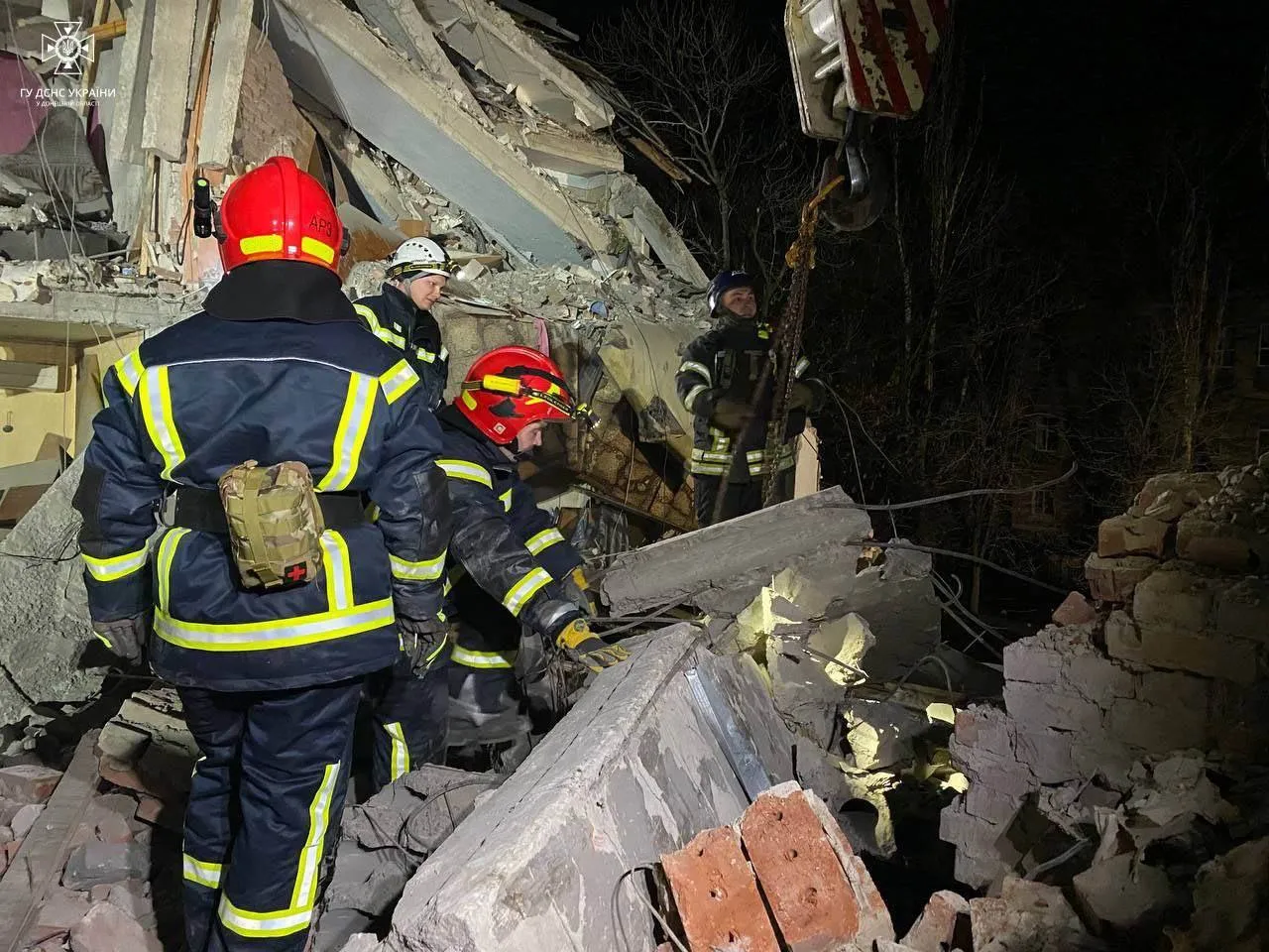 Окупанти вдарили по багатоповерхівці в Селидовому, є руйнування і двоє загиблих: врятовано 5 осіб. Фото