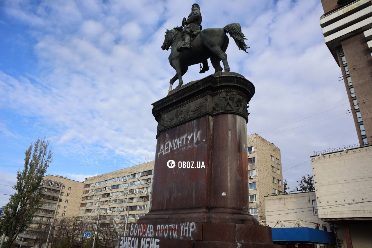 У Києві демонтували пам’ятник Пушкіну: відомо подробиці. Фото і відео