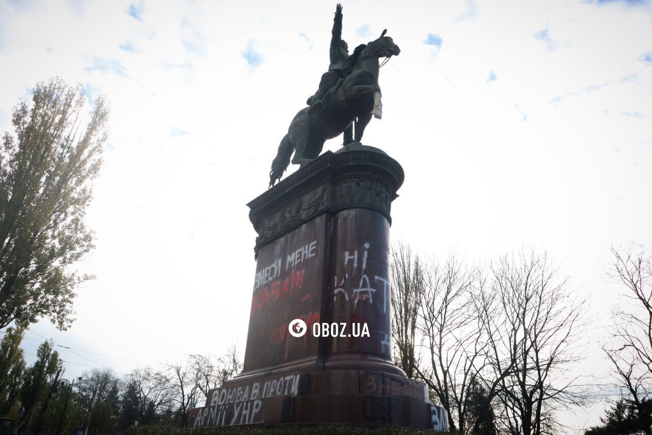 У Києві демонтували пам’ятник Пушкіну: відомо подробиці. Фото і відео