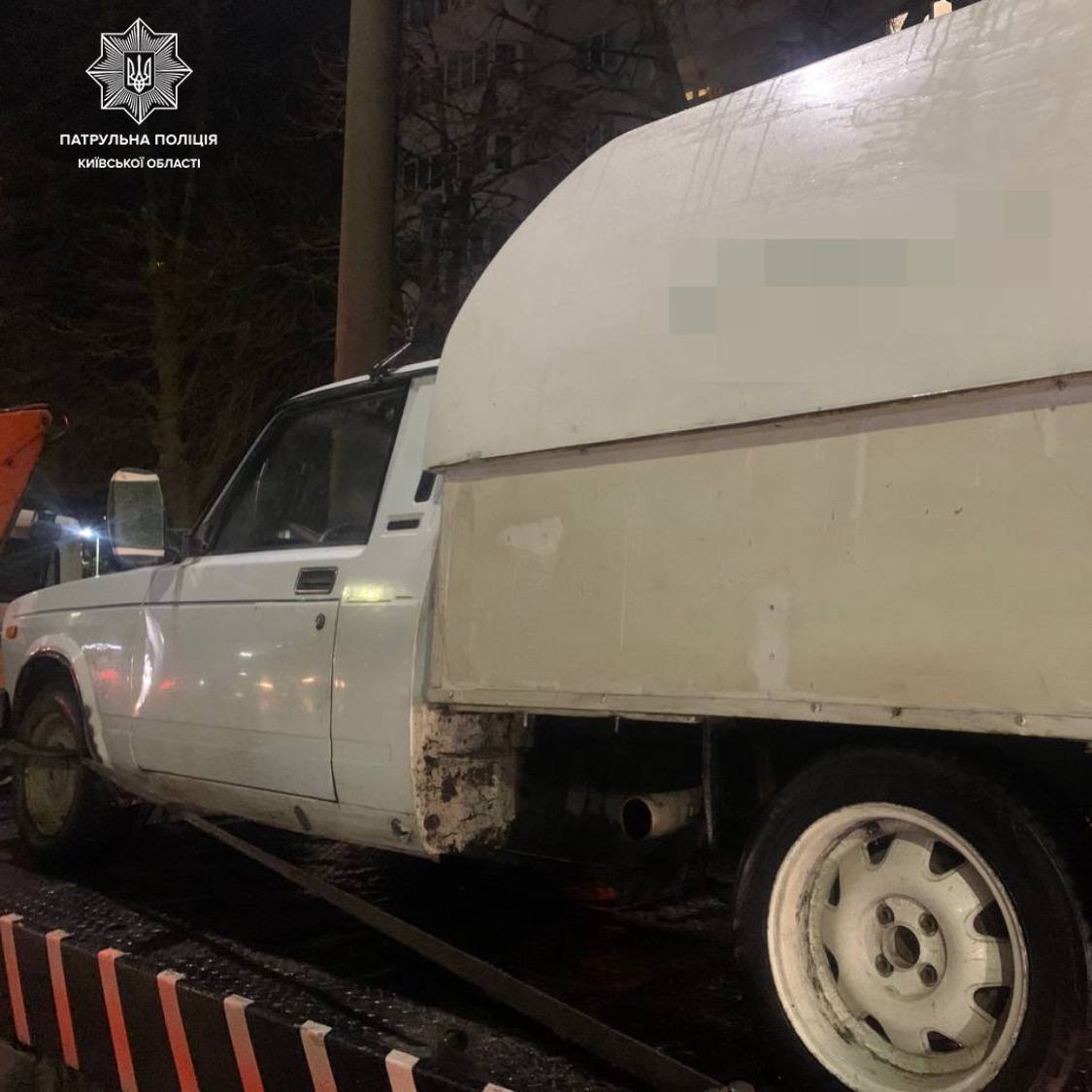 На Київщині водій під наркотиками під час медосвідування намагався здати воду замість сечі