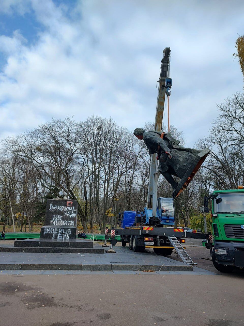 В Киеве демонтировали памятник Пушкину: известны подробности. Фото и видео