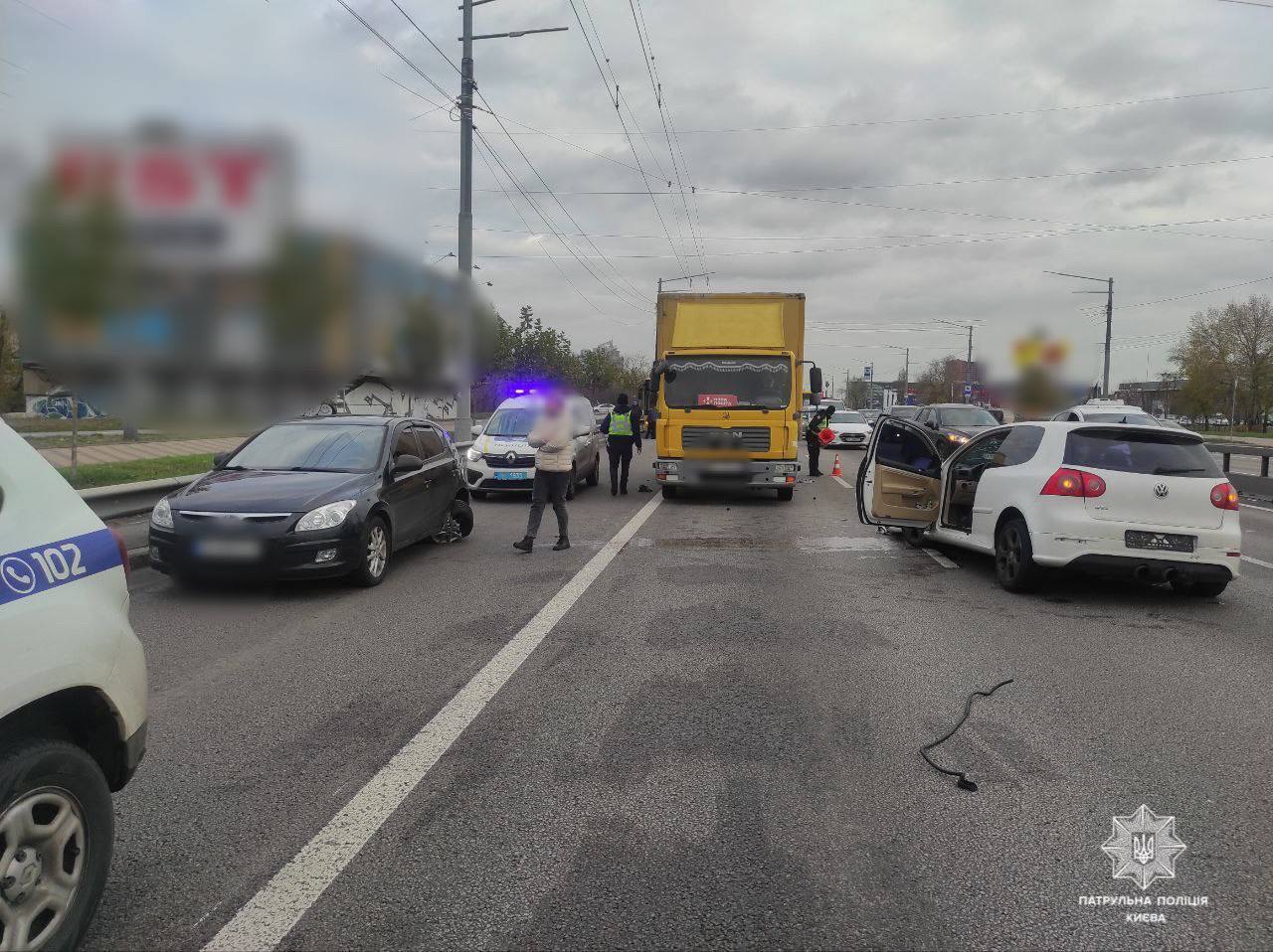 В Киеве на проспекте Бандеры произошло тройное ДТП: возникла большая пробка. Фото и видео